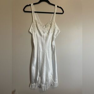 Elegant Vintage White Lace Trim Chemise